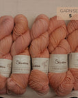 Semilla Sets mit Naturfarben gefärbt
